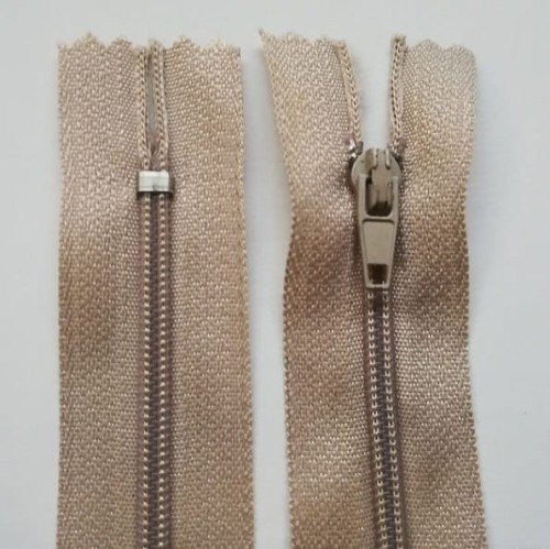 zamek błyskawiczny spiralny 18 kord, beżowy kolor 334.jpg