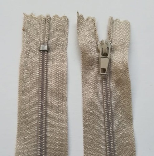 zamek błyskawiczny spiralny 18 kord, beżowy kolor 572.jpg